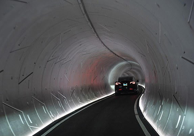 Dubai Loop, a high-speed, underground transportation option.